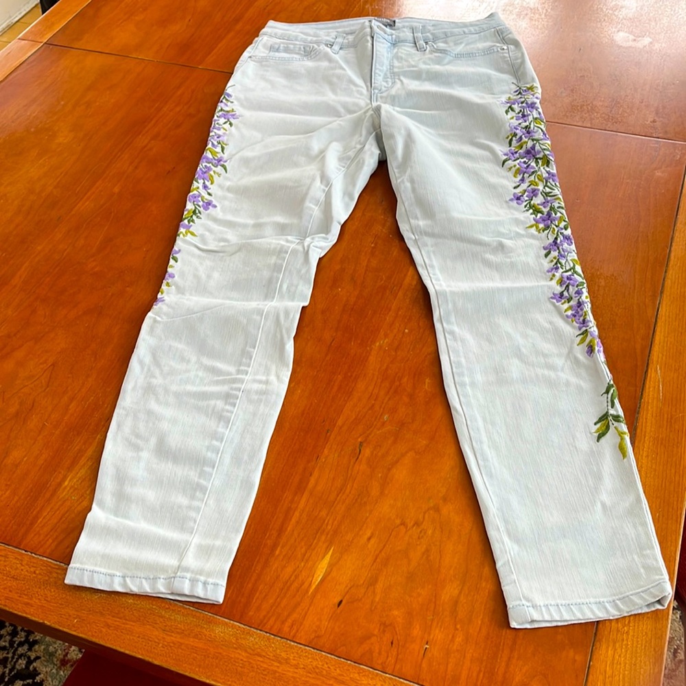 Martha Stewart Jeans Wisteria Embroidered Bleached 5-Pocket Mid-Rise w/Stretch. - Picture 4 of 13